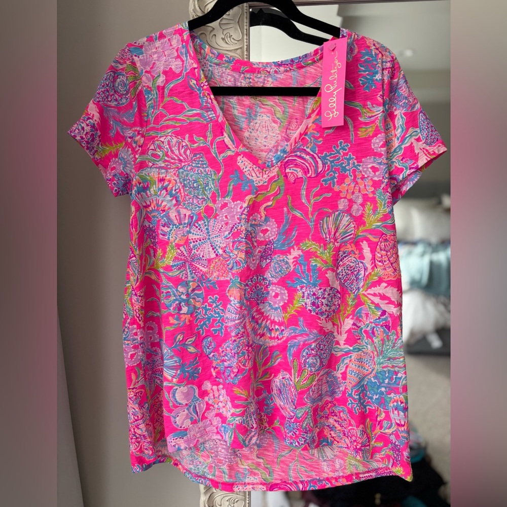 NWT Lilly Pulitzer Women's Etta V-Neck T-shirt | shell me something good